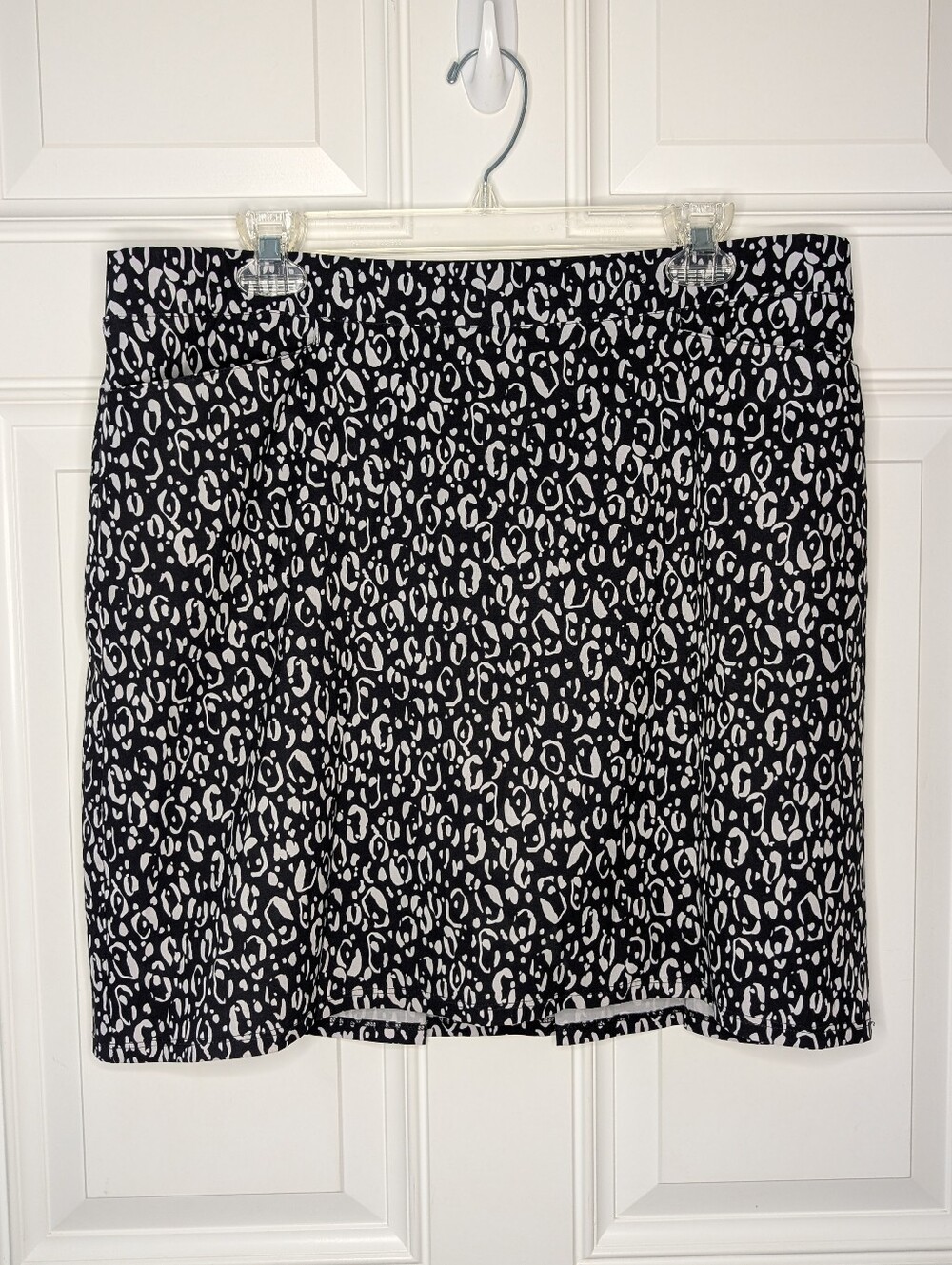 Chico's Zenergy Women's Size 12 Large UPF Animal Pleat Detail Skort